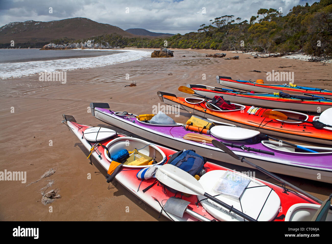 Kajaks in Spanien Bucht, Port Davey Tasmaniens-Southwest-Nationalpark Stockfoto