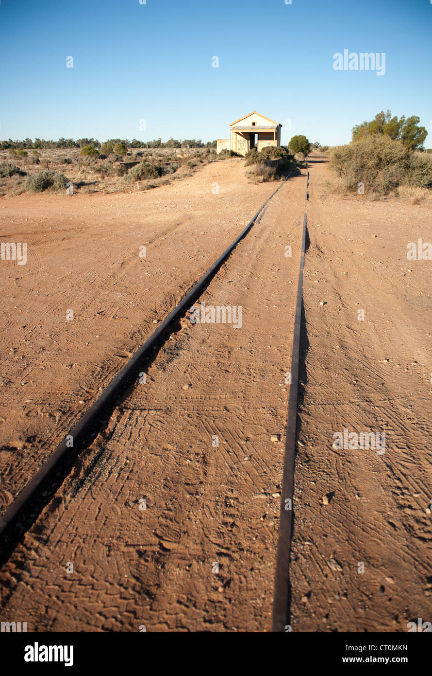 Alten Eisenbahnschienen und Station der Bergbau Periode in Silverton im Outback New South Wales, berühmte Ort von Filmen wie verrückt Max Stockfoto