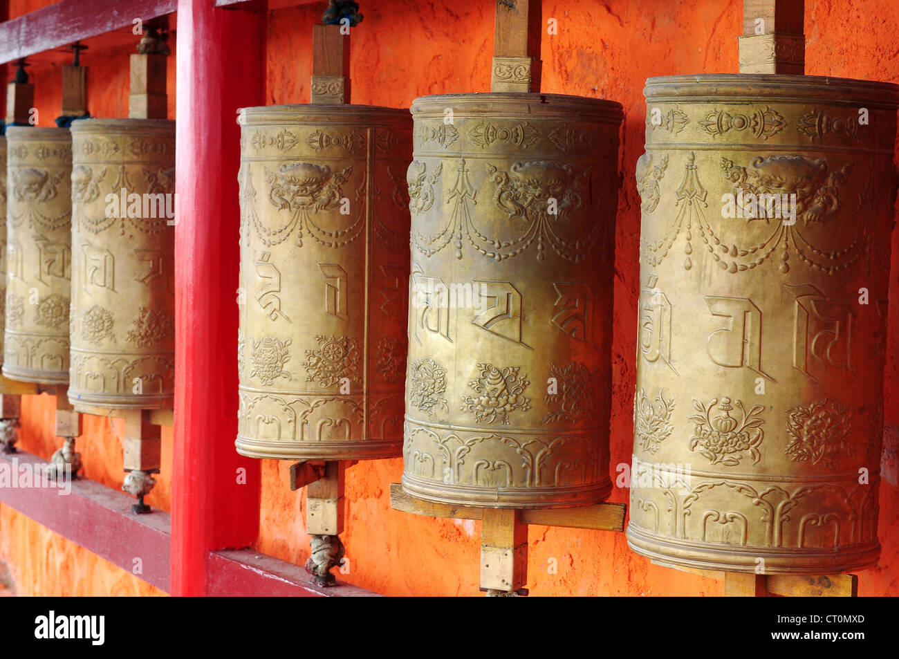 Heiligen Buddhismus Kultur Religion Gebet beten Tibet tibetische Tempel Kloster Asien glauben Pilger beten Zeile Metall buddhistischen china Stockfoto