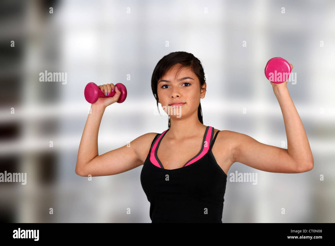 Teen Mädchen trainieren Sie im Fitness-Studio Stockfoto