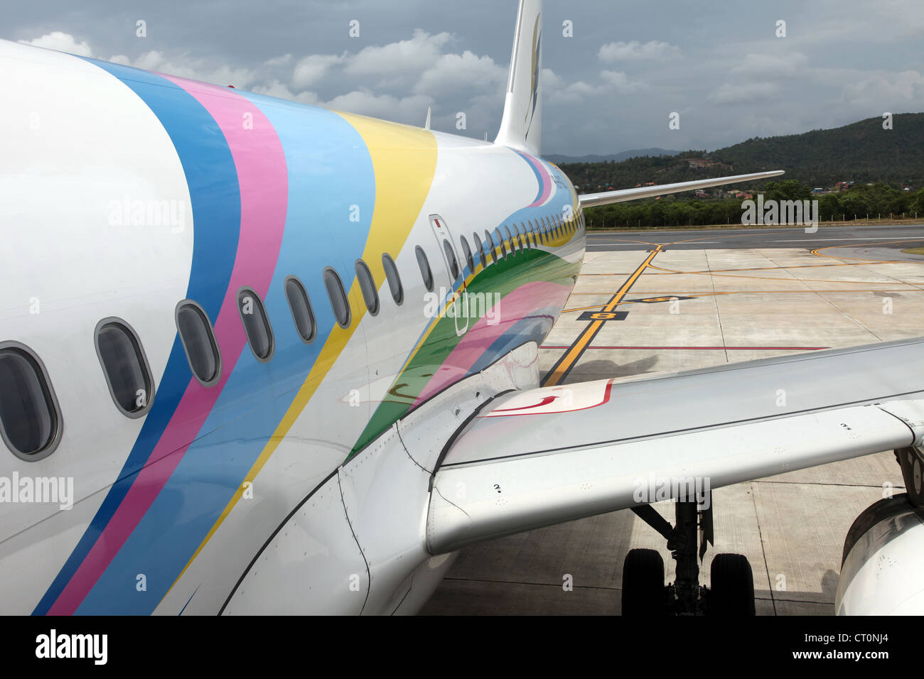 Es ist ein Foto von der Rute oder das Ende eines Flugzeugs auf dem Flughafen. Er wartet bei Abreise oder nur ankommen. Er ist sehr farbig Stockfoto