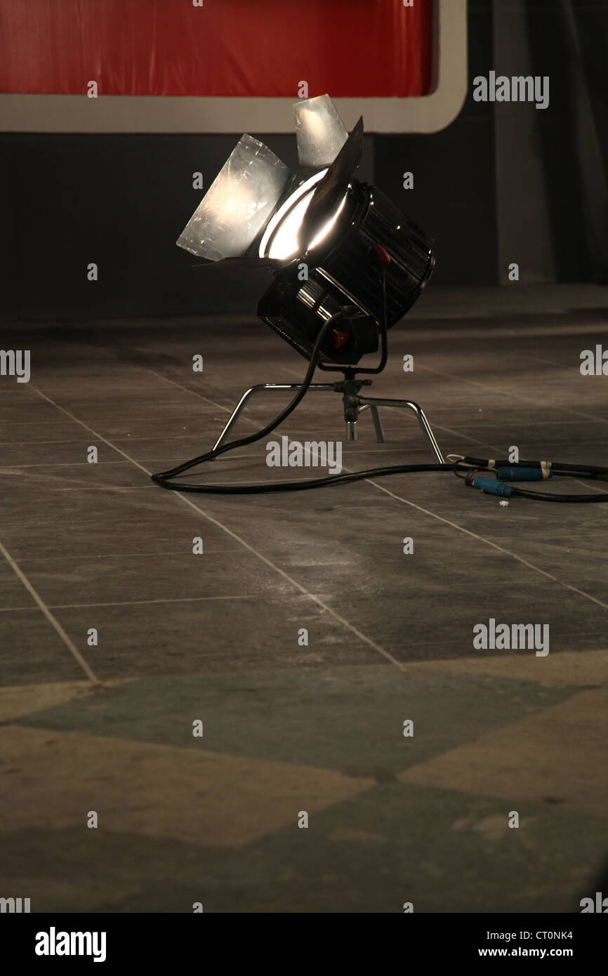 Es ist ein Foto von einem Projektor Licht auf eine Reihe von einen Film zu drehen oder ein Foto zu schießen. Das Licht eingeschaltet ist und auf dem Boden der Bühne stehen Stockfoto