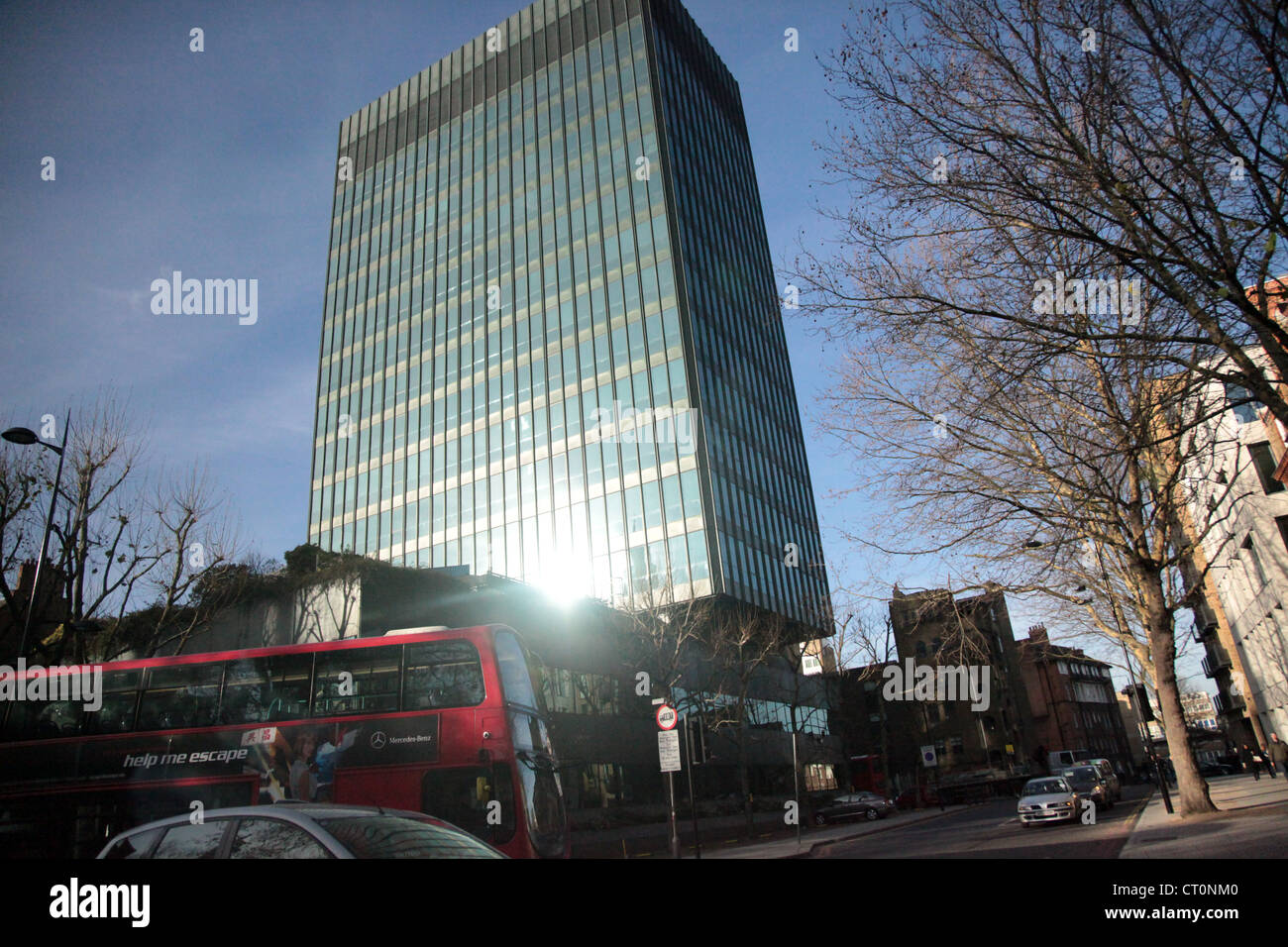 Es ist ein Foto von einem Turm in London in England UK. Wir sehen einige Gebäude, Straßen und Häuser in der Stadt. Hauptstadt von Großbritannien Stockfoto