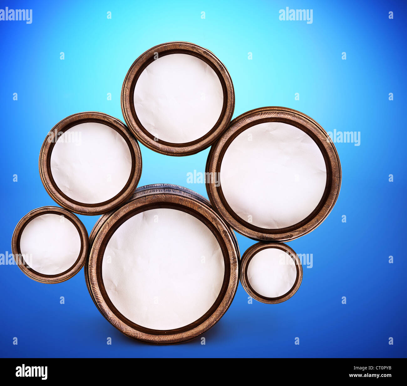 Abstrakte Gestaltung der runden Formen in Form von Bierfässern auf blauem Grund. Im Inneren strukturiert die Fässer Aquarellpapier. Stockfoto