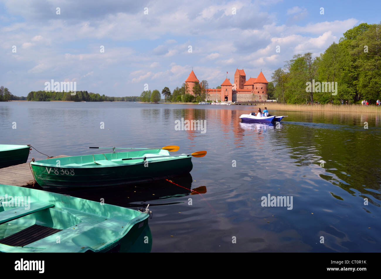 Boote am Seeufer Galve und Burg Trakai in Litauen. Menschen auf dem Wasser Radfahren. Aktive Erholung im Freien. Stockfoto