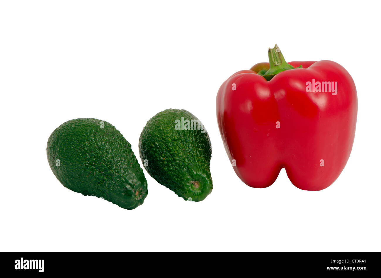 Rote Chili Pfeffer Paprika und zwei grünen Avocado isoliert auf weißem Hintergrund. Stockfoto