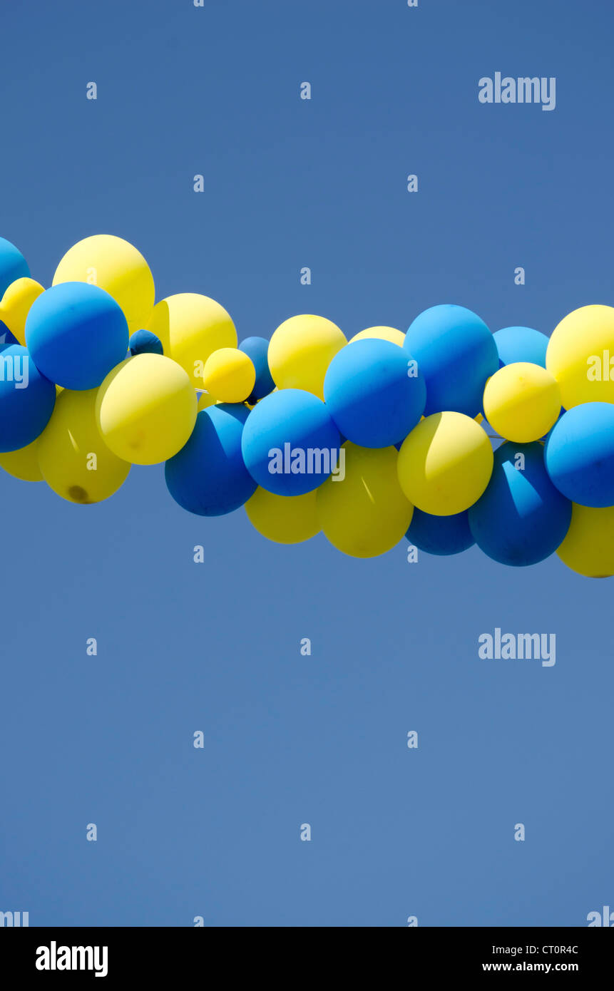 Gelbe und blaue Farbe Luftballons auf Hintergrund des blauen Himmels. Stockfoto