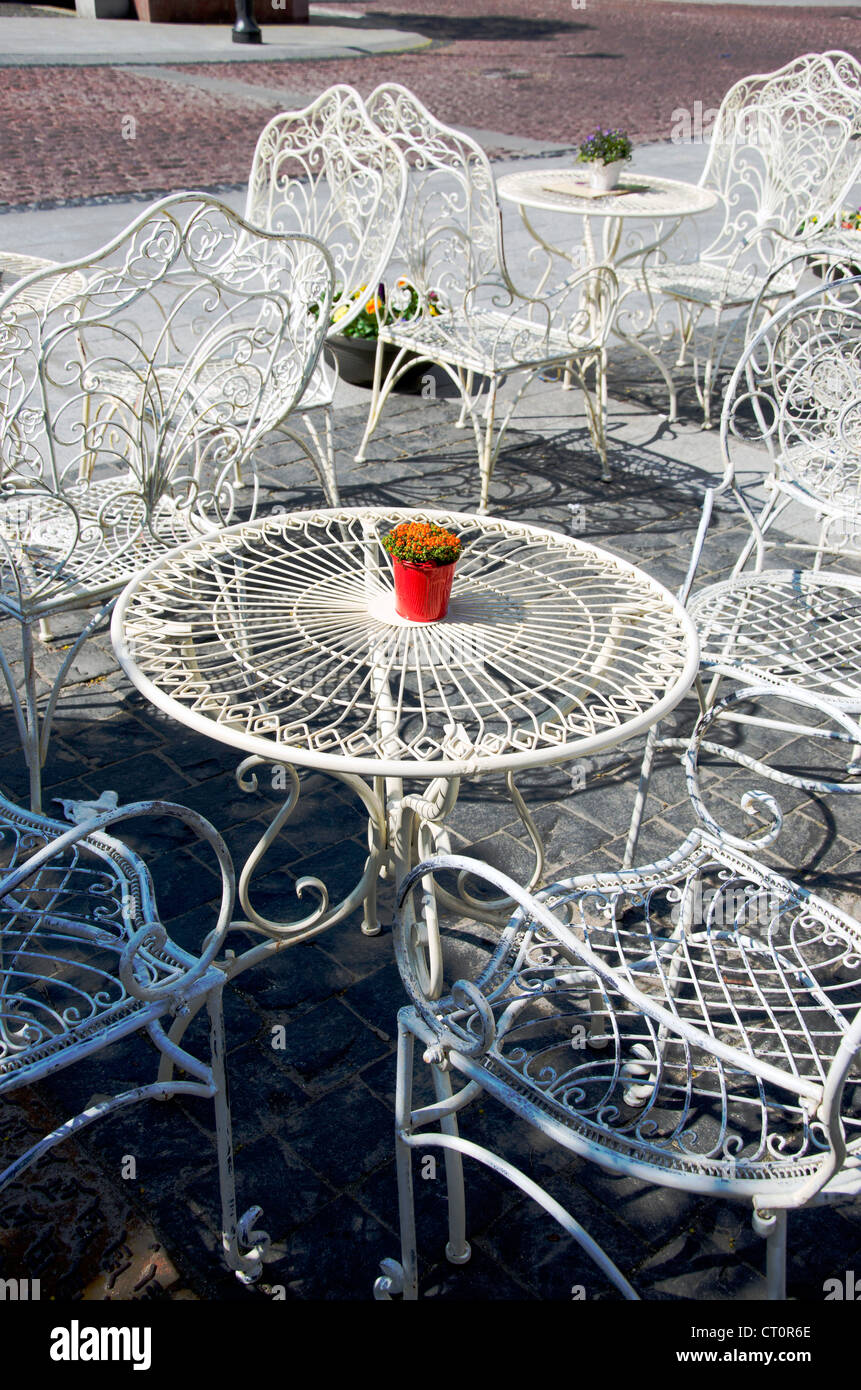 Dekorative weiße Tische und Stühle auf Bürgersteig von außen Café Kaffee-Haus. Stockfoto