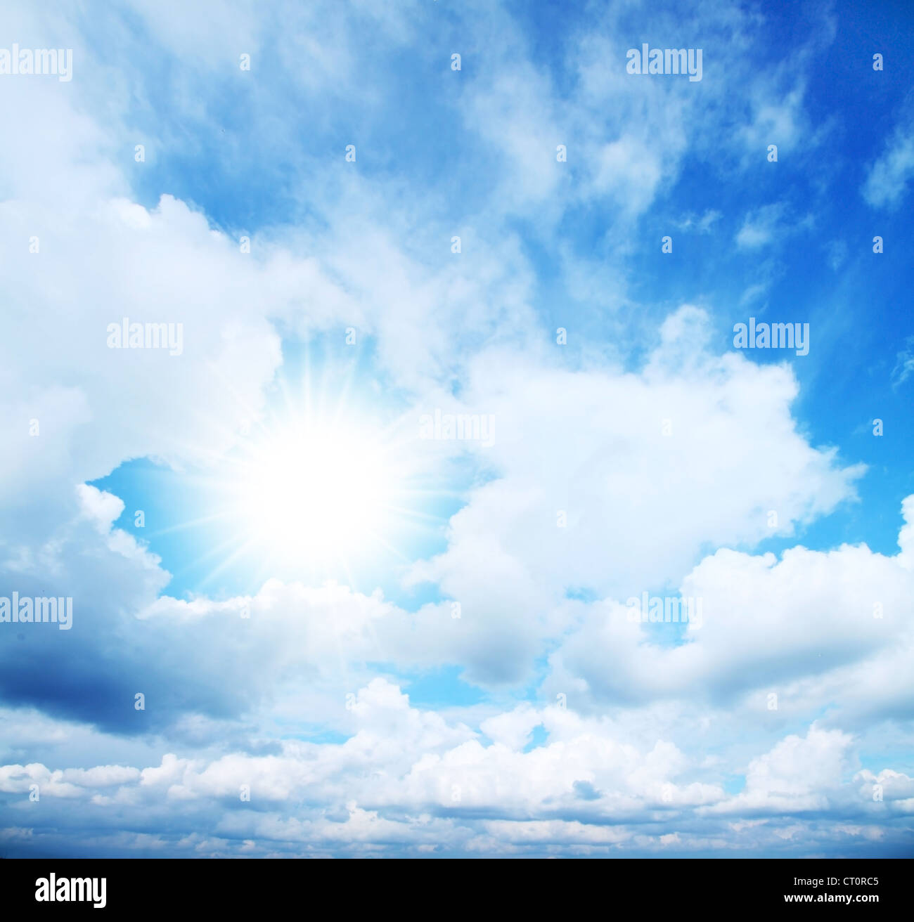 blauer Himmel, Wolken und Sonne Stockfoto