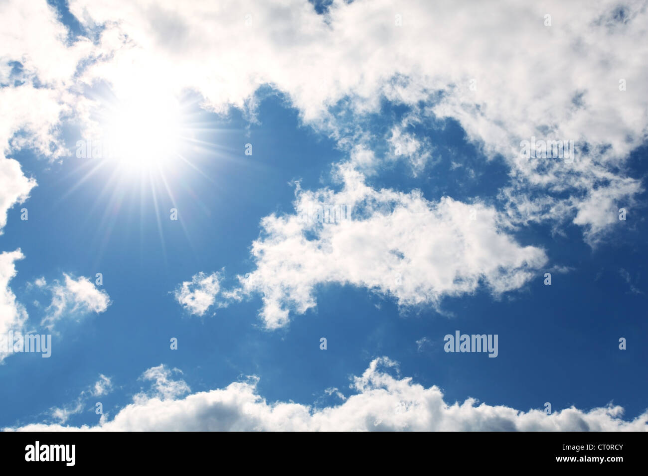 blauer Himmel, Wolken und Sonne Stockfoto