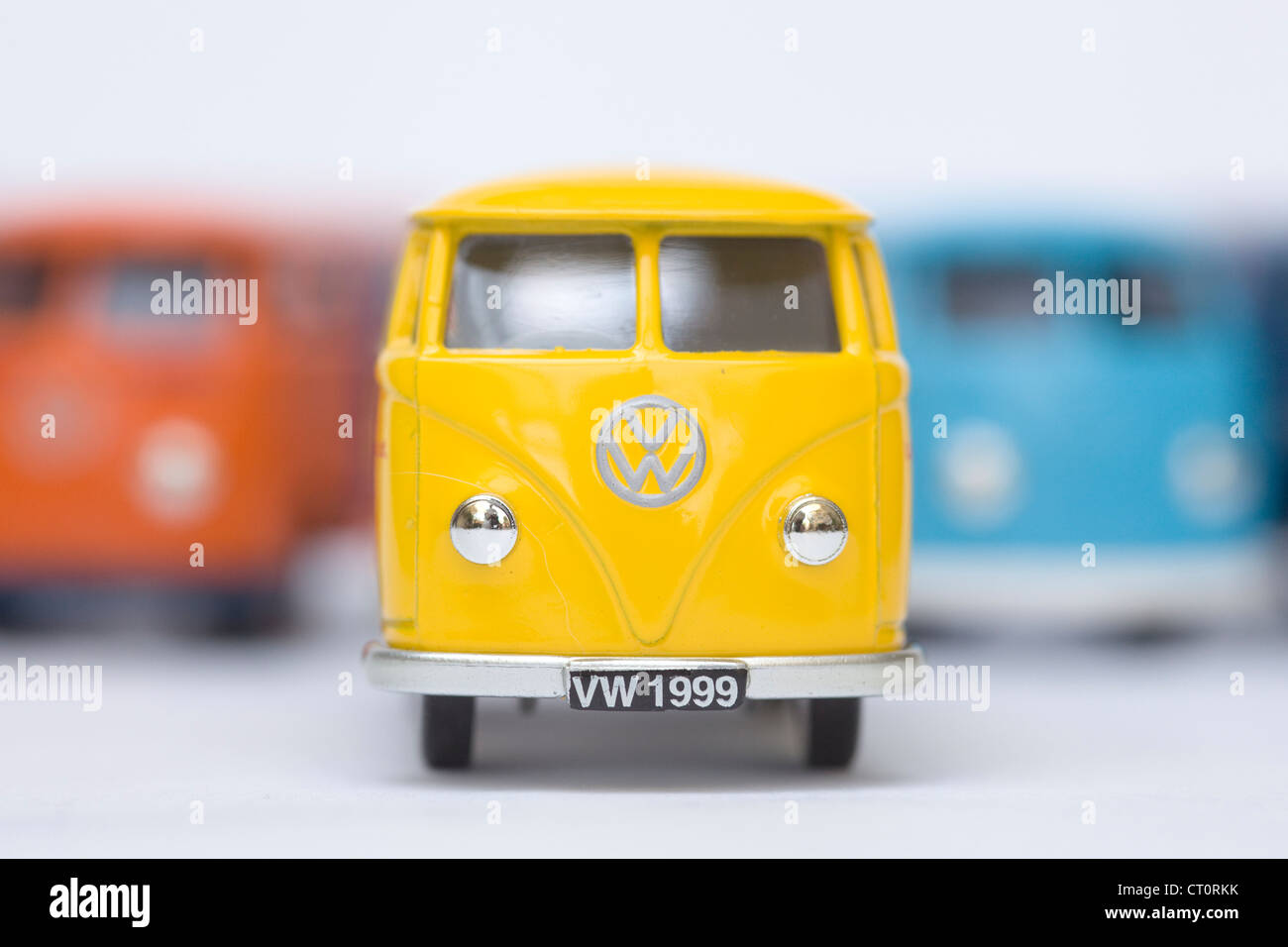 Kinder Sammler Spielzeugmodell von fünf Volkswagen geteilt Bildschirm Kastenwagen Feuer auf weißem Hintergrund Stockfoto
