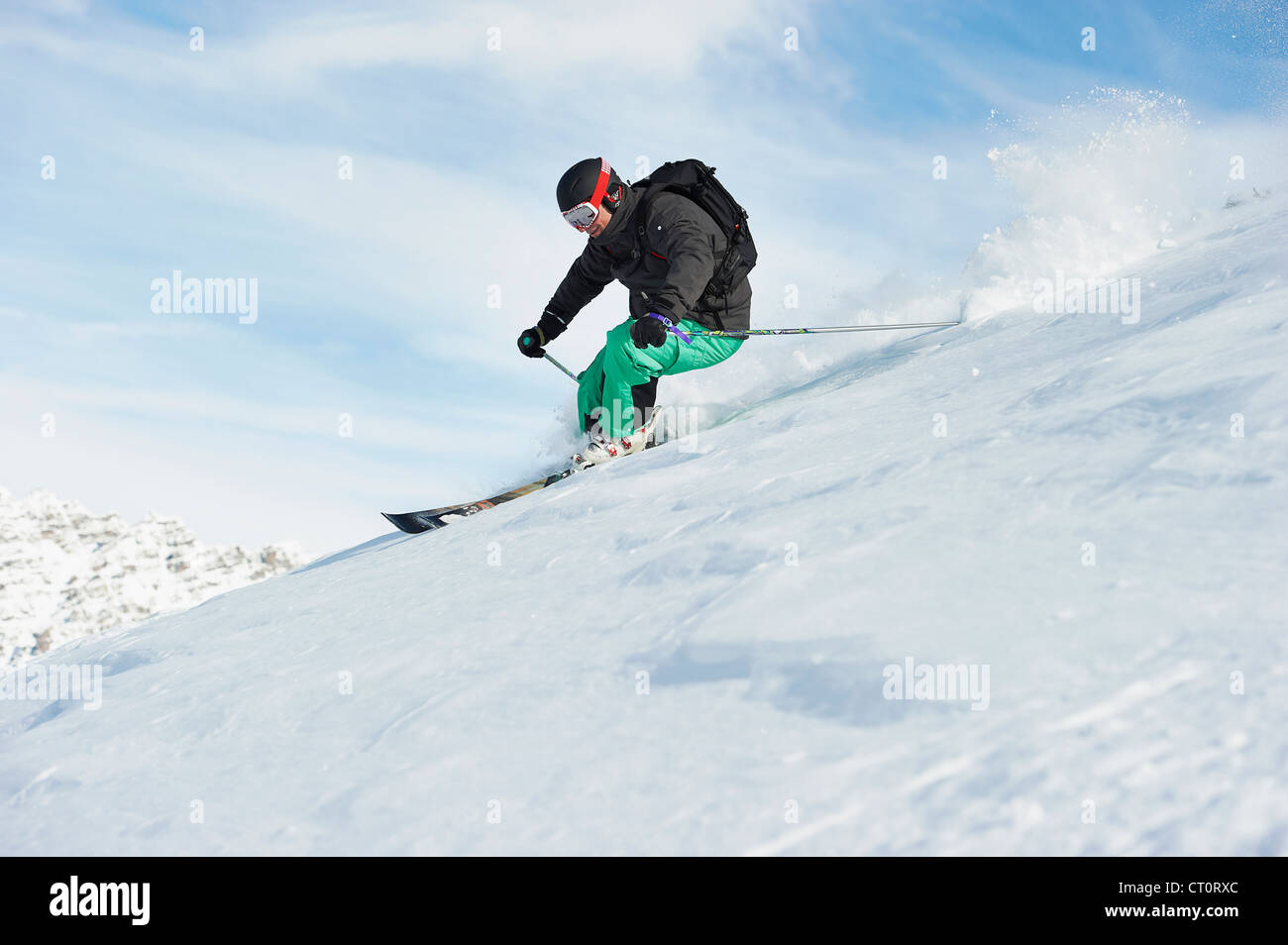 Skifahren auf verschneiten Hang Skifahrer Stockfoto