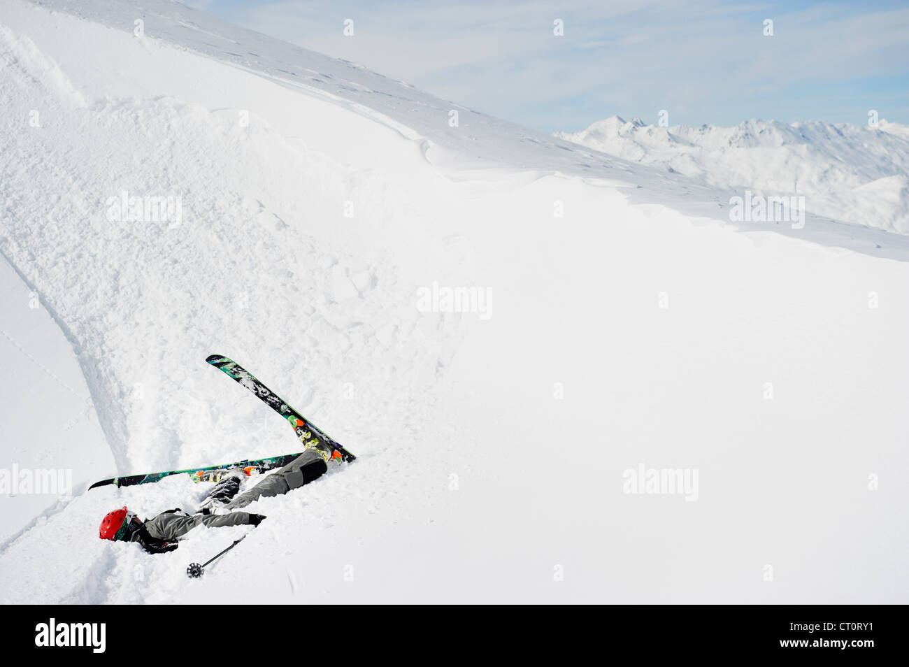 Skifahrer tun Flip auf verschneiten Hang Stockfoto