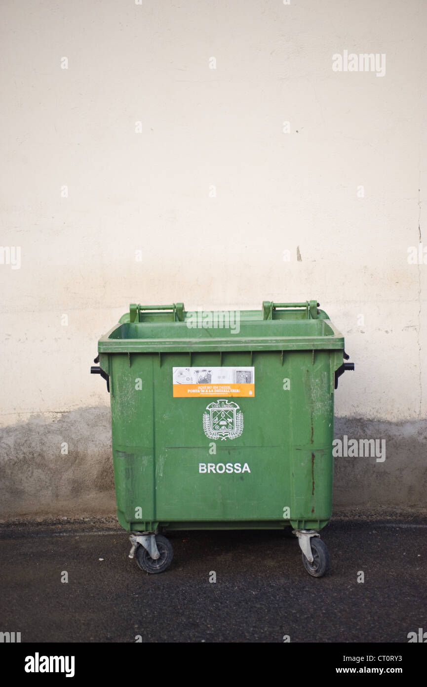 Grüne Abfallbehälter. Stockfoto