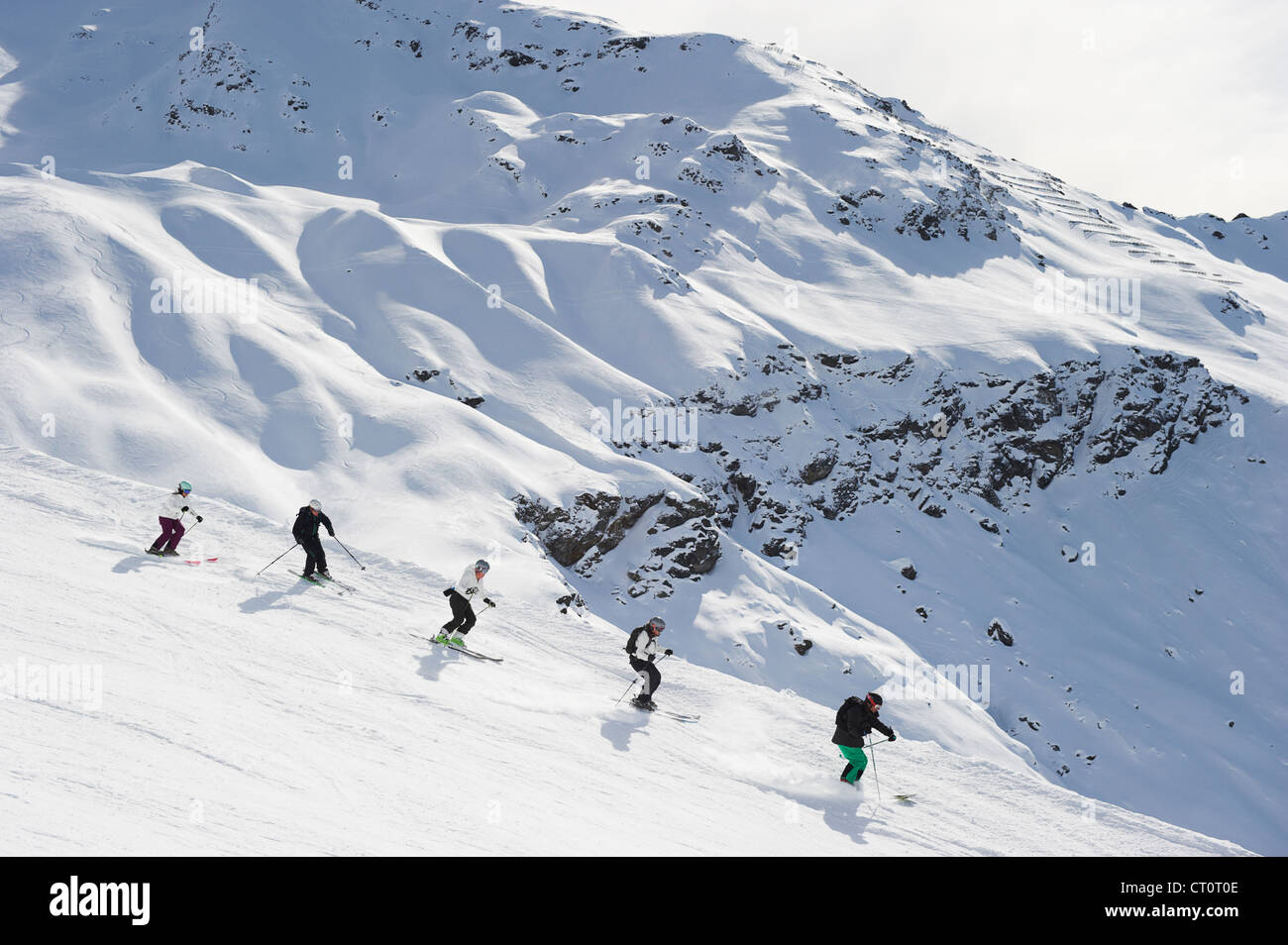 Skifahrer zusammen Skifahren auf Piste Stockfoto