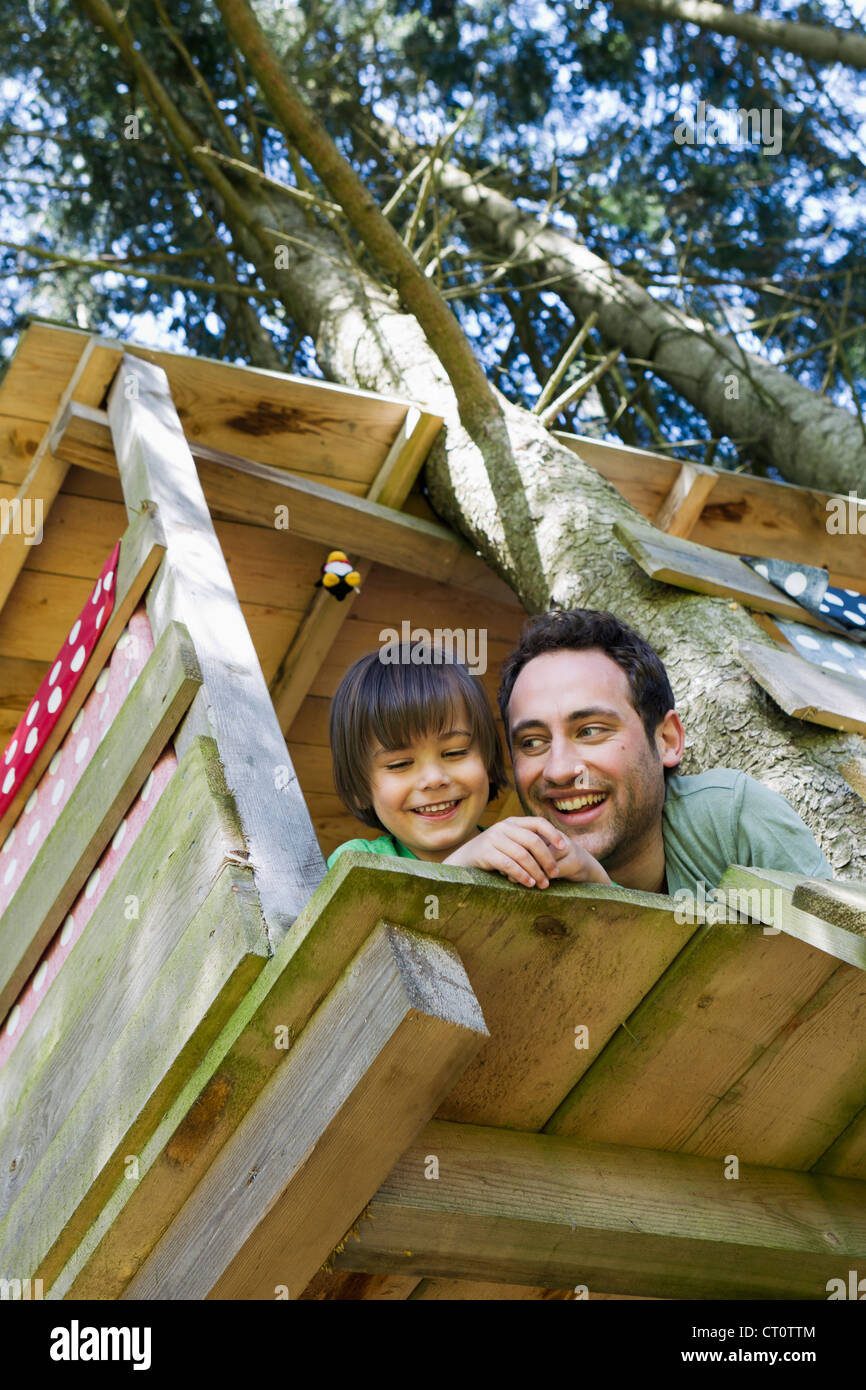 Vater und Sohn spielen im Baumhaus Stockfoto