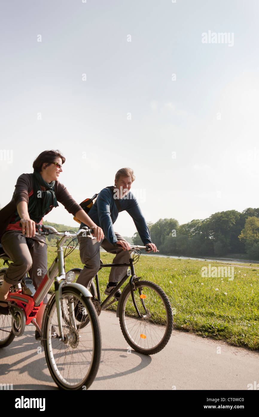 Paar Fahrrad auf Landstraße Stockfoto