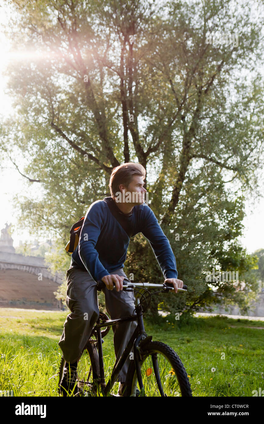 Mann Reiten Fahrrad im Feld Stockfoto
