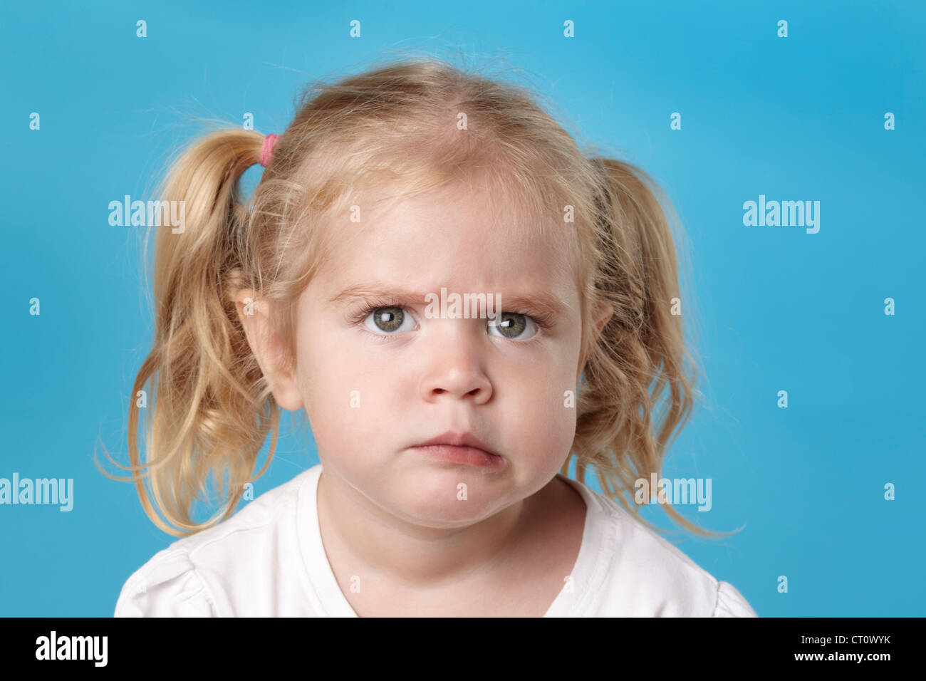 Wütend kaukasische Mädchen. Studio gedreht auf blauem Hintergrund Stockfoto
