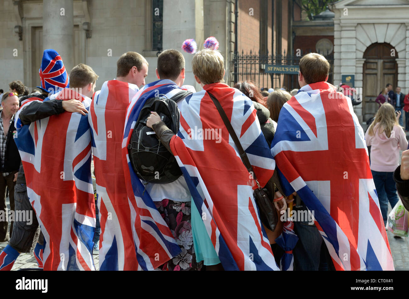 Eine Gruppe von Feiernden drapiert in Union Jack-Flaggen, Covent Garden, London, UK Stockfoto