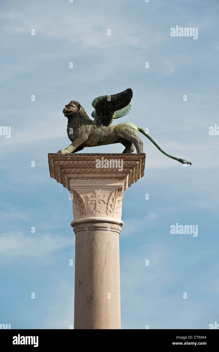 Eine Säule mit einem geflügelten Löwen (Symbol des hl. Markus), einem der Schutzheiligen von Venedig, Italien. Es steht auf der Piazza San Marco (Markusplatz) Stockfoto