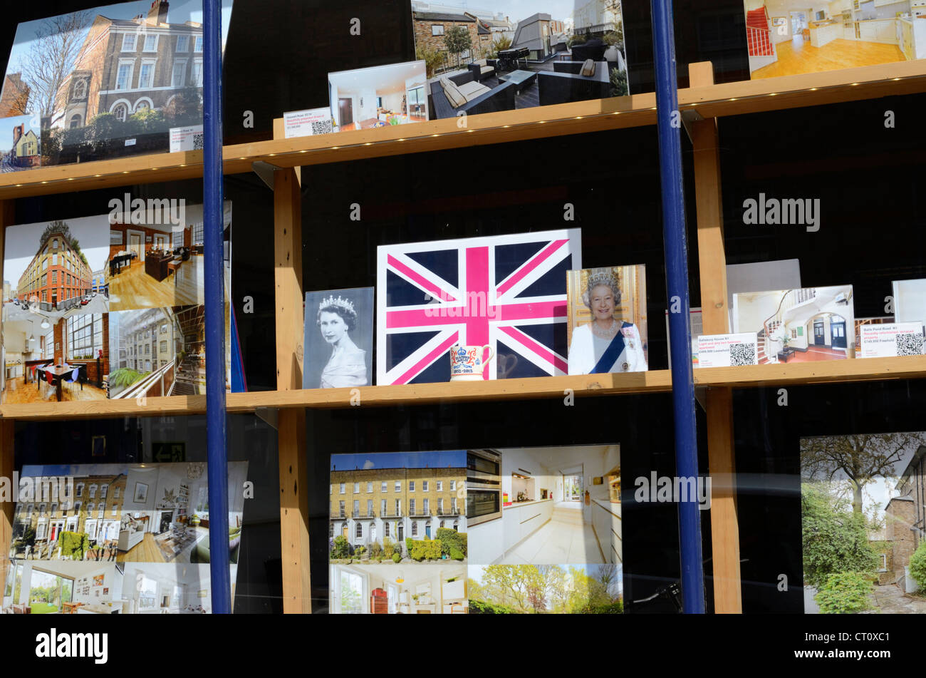 Britischen Union Jack Flagge und Eigentum Fotos im Makler-Fenster Stockfoto
