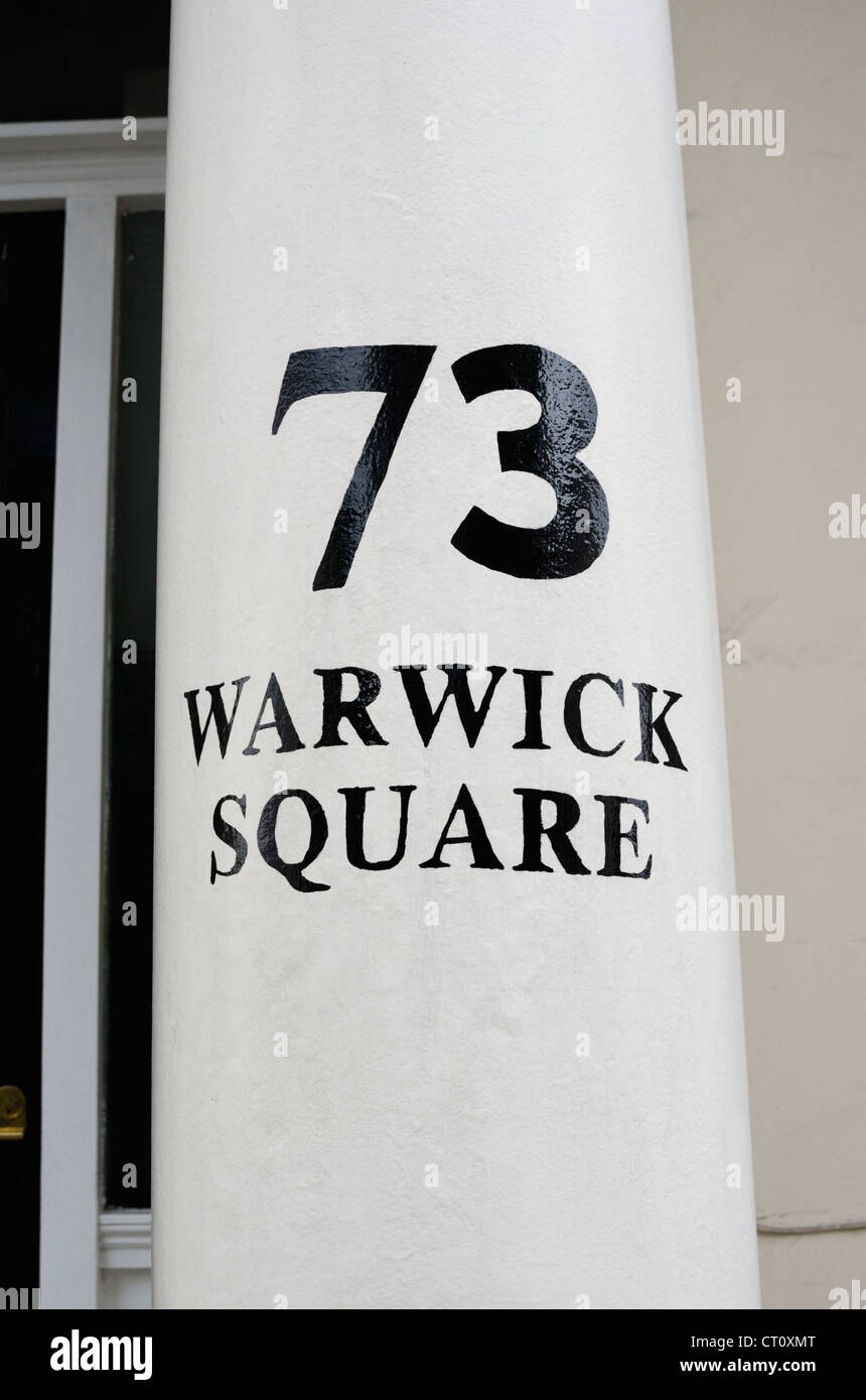 Spalte mit Hausnummer auf der Veranda eines Hauses in Warwick Square, Pimlico, London, UK Stockfoto