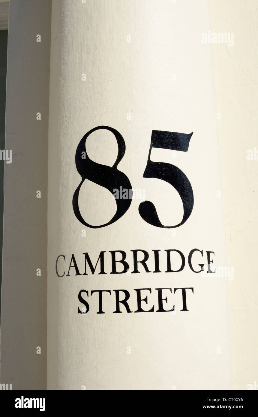 Hausnummer auf einem Stein Säule, Cambridge Street, Pimlico, London, UK Stockfoto