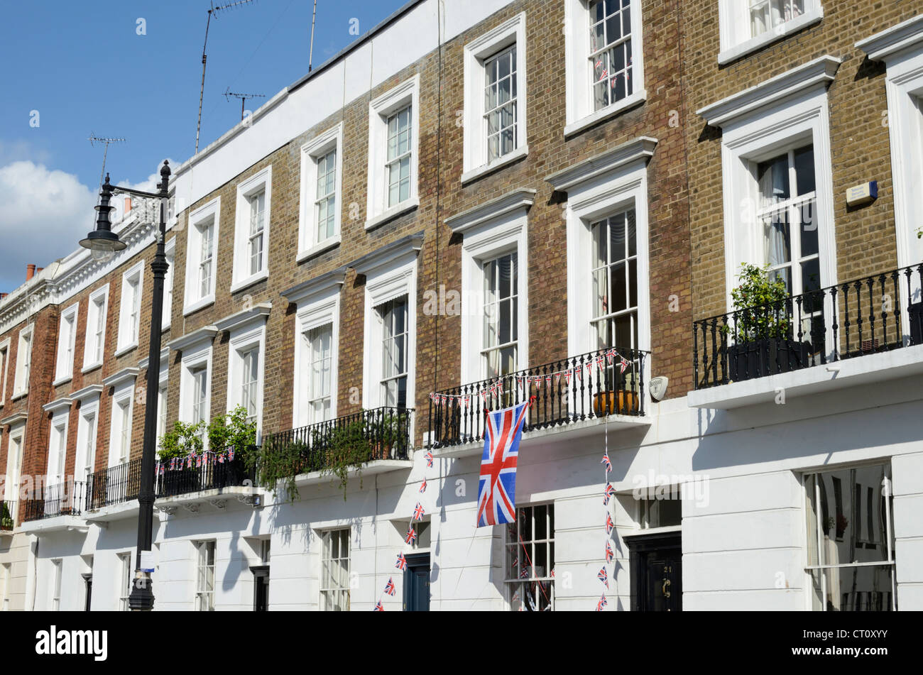 Britischen Union Jack-Flagge vor Apartments in Pimlico, London, UK Stockfoto