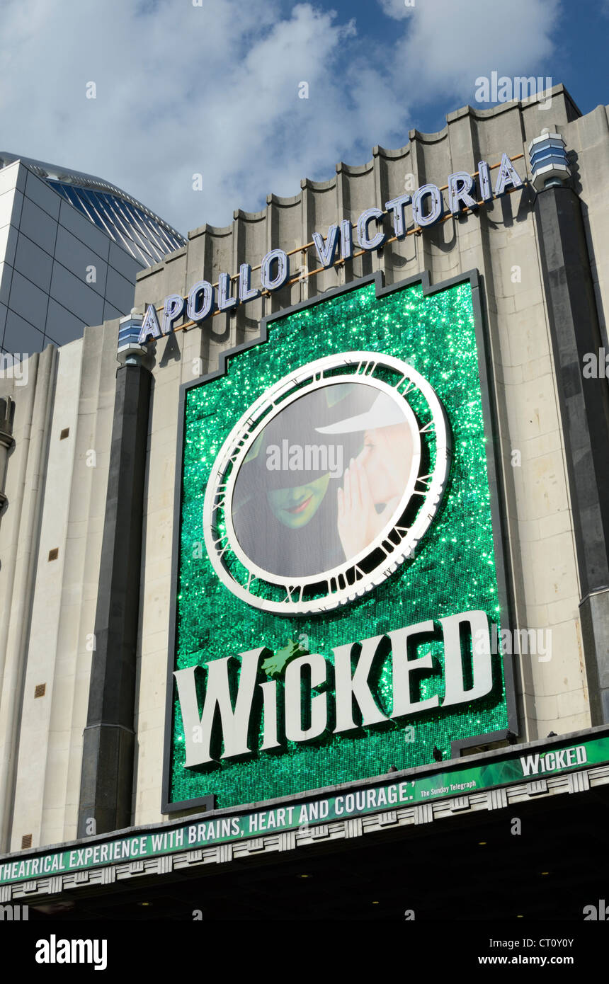 Riesige Plakatwerbung Musicals Wicked außerhalb der Apollo Victoria Theatre, London, UK Stockfoto