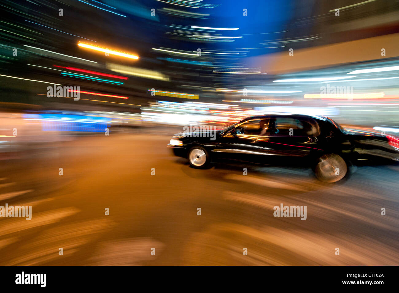 Bewegung verwischt Bild einer schwarzen Limousine fahren durch Manhattan in New York bei Nacht. Stockfoto