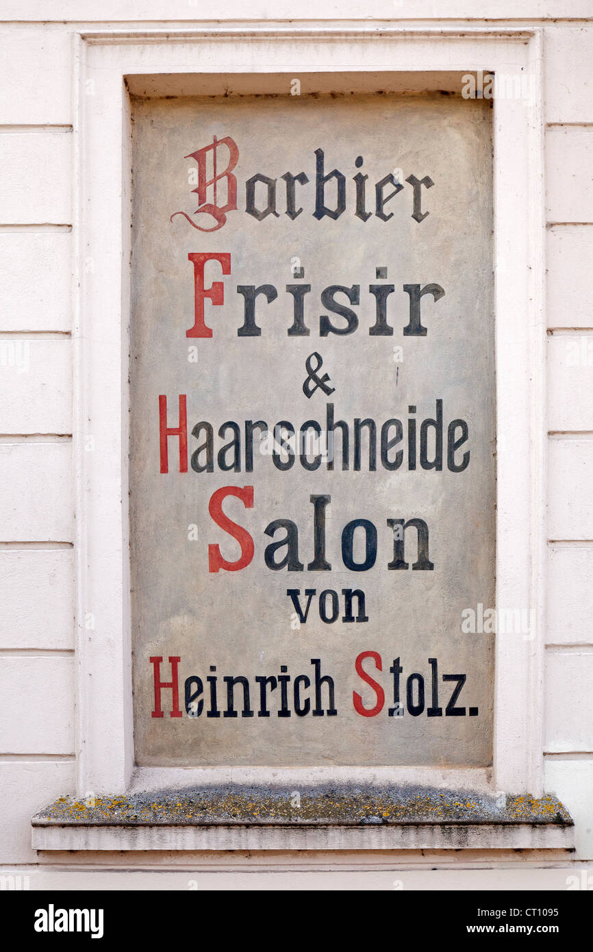 alte Anzeige für ein Barber´s Geschäft, Wismar, Mecklenburg-West Pomerania, Deutschland Stockfoto