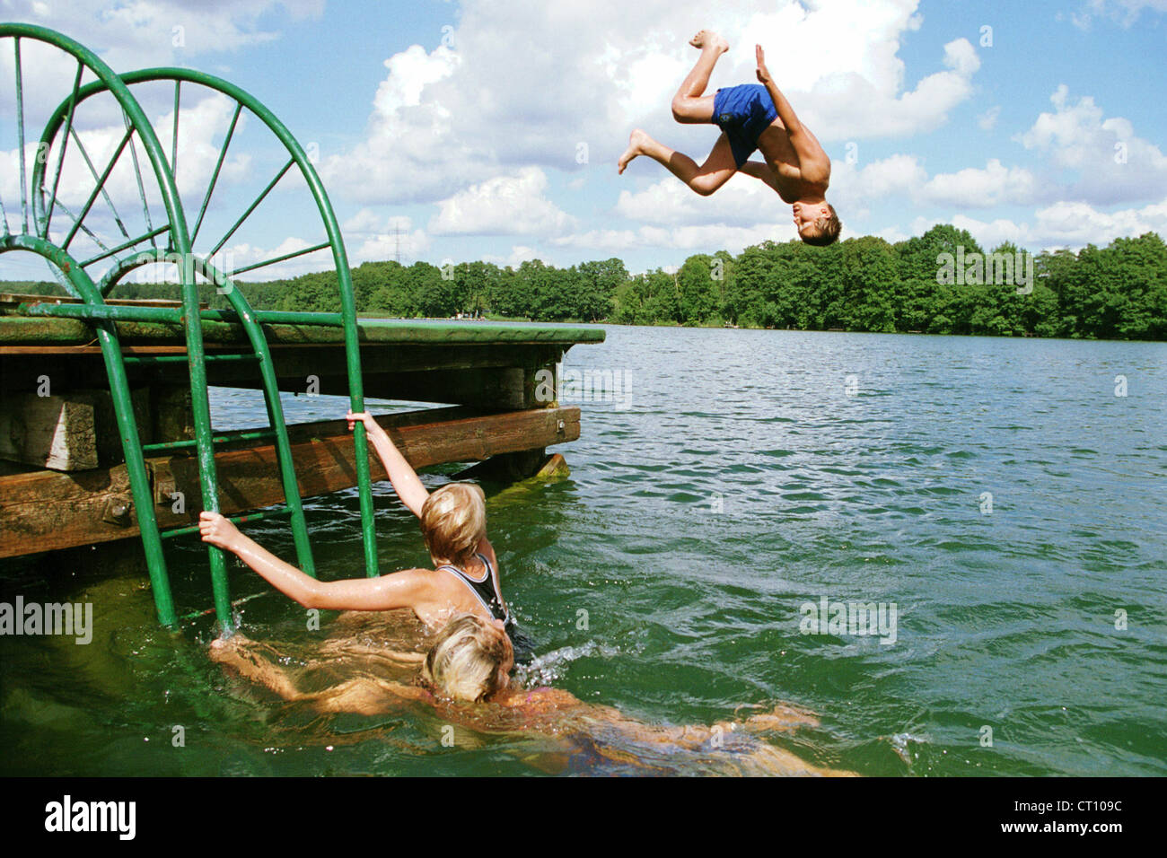 Boetzsee, ein Junge springt ins Wasser über Kopf Stockfoto