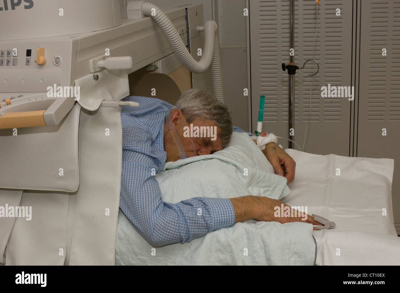 Eines älteren männlichen Patienten einen Scan unterzogen. Stockfoto