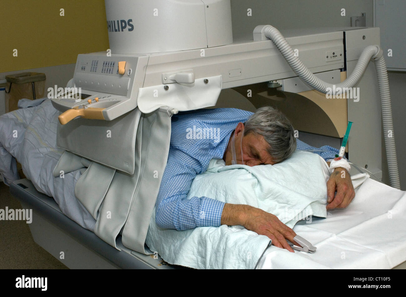 Eines älteren männlichen Patienten, die einen Scan unterzogen Stockfoto