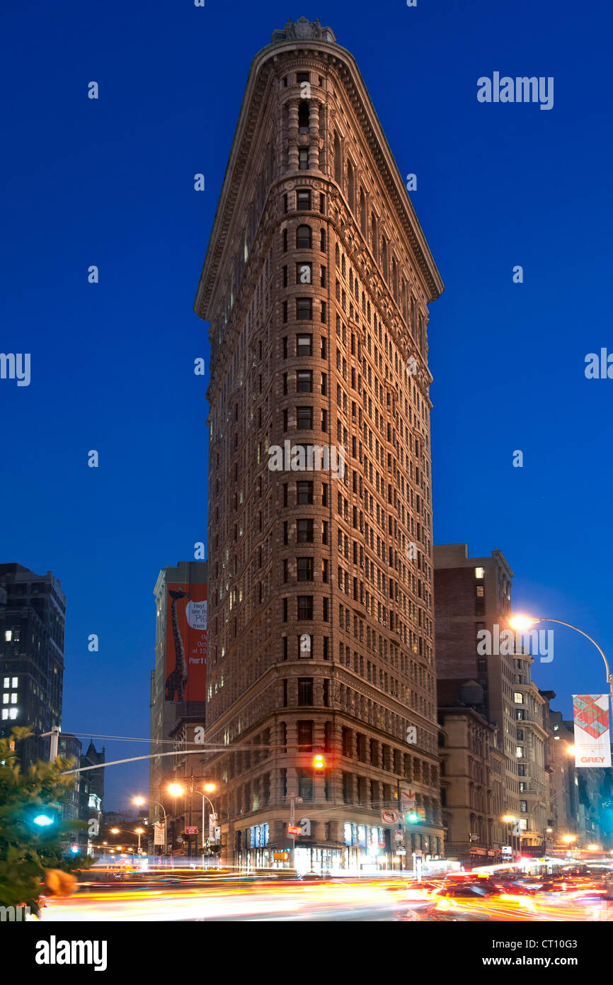 Abends Blick auf das Flatiron Building (ursprünglich genannt die Fuller Building) in Manhattan, New York City, USA. Stockfoto