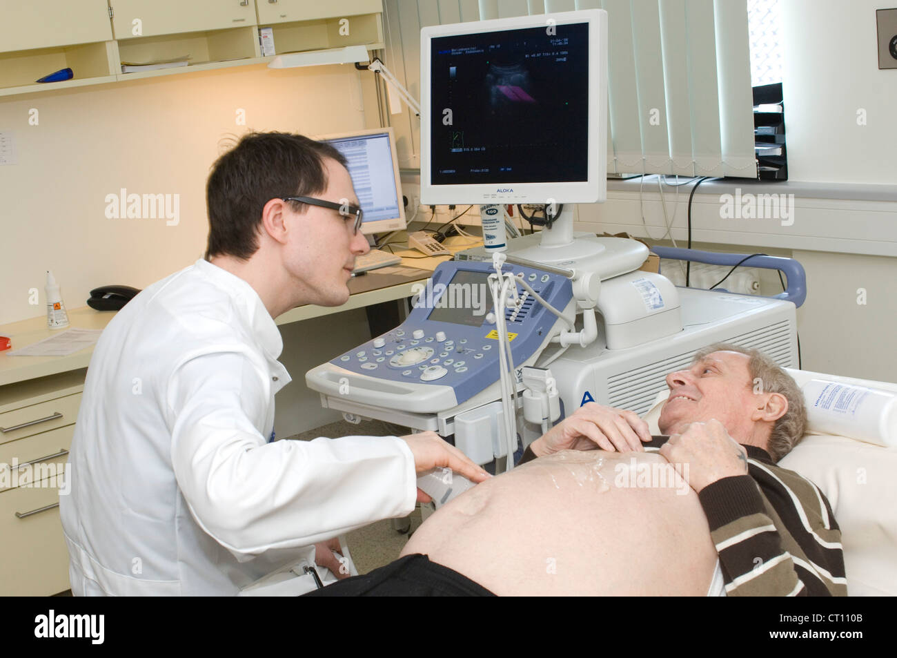 Ein Mann, ein Verfahren für einen mutmaßlichen Leistenbruch. Stockfoto