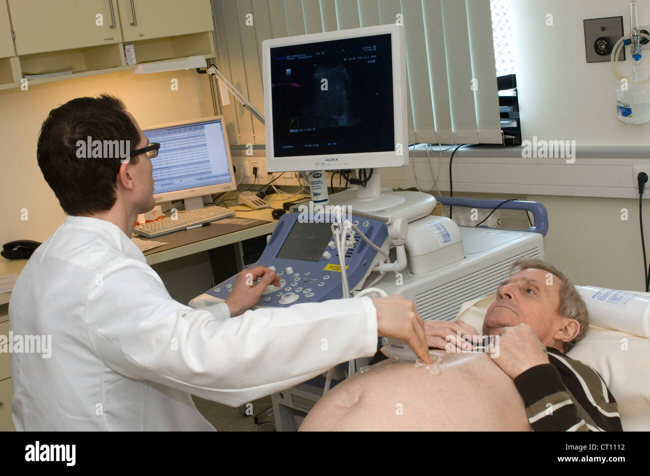 Ein Mann ein Verfahren um einen vermuteten Hernie zu erkennen. Stockfoto