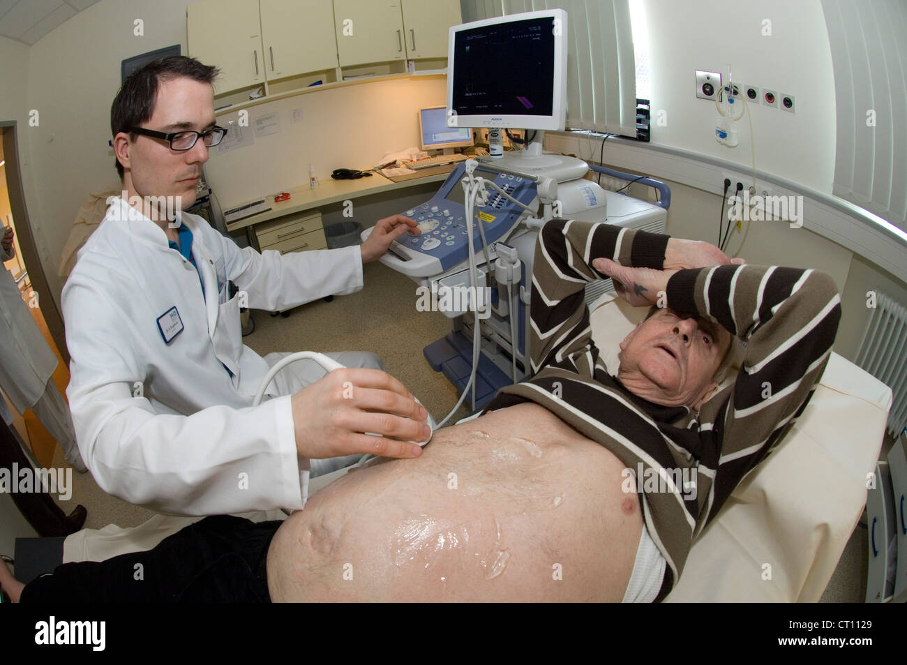 Ein Mann ein Verfahren um einen vermuteten Hernie zu erkennen. Stockfoto