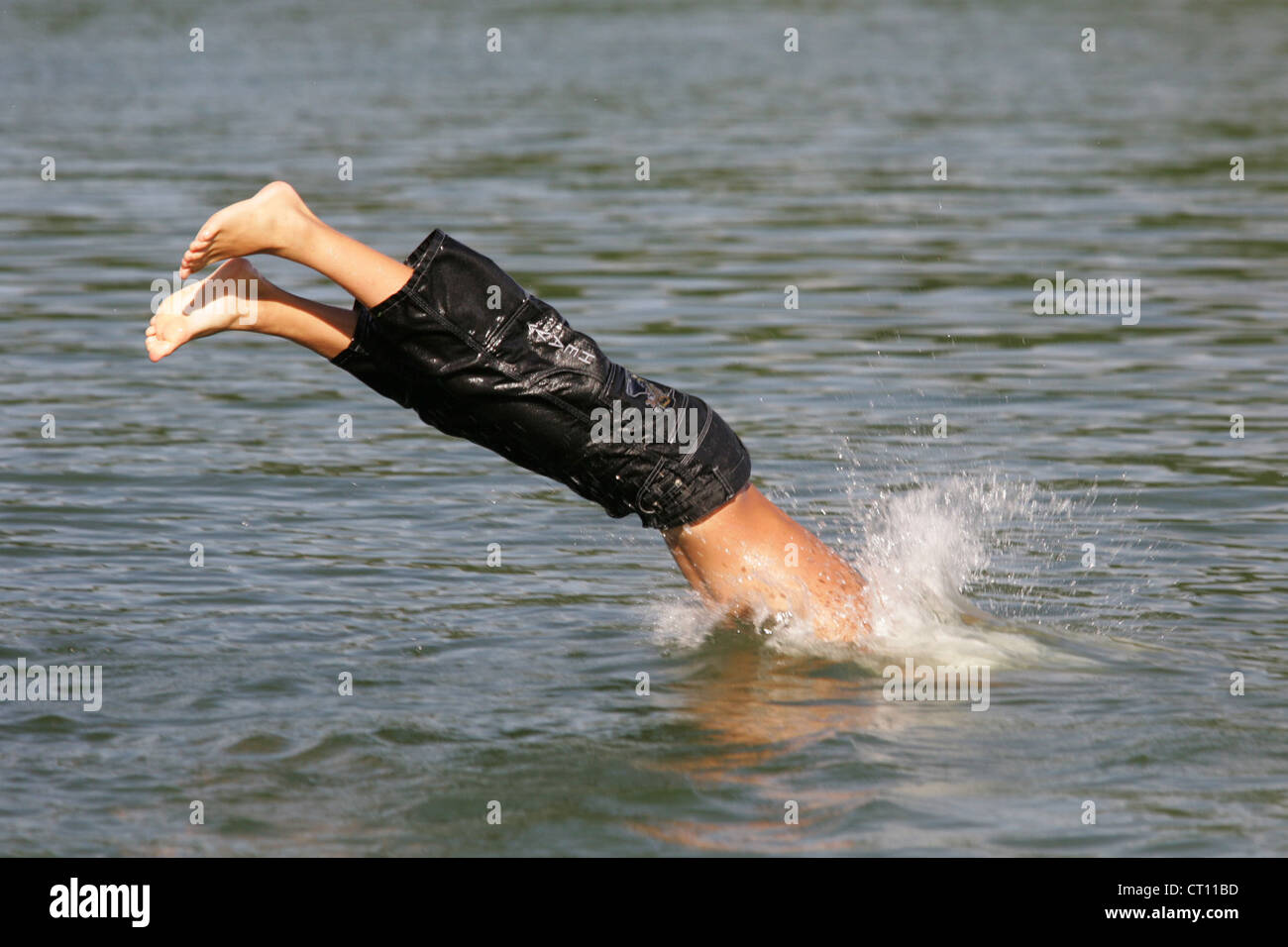 Boetzsee, springt ein Teenager ins Wasser Stockfoto