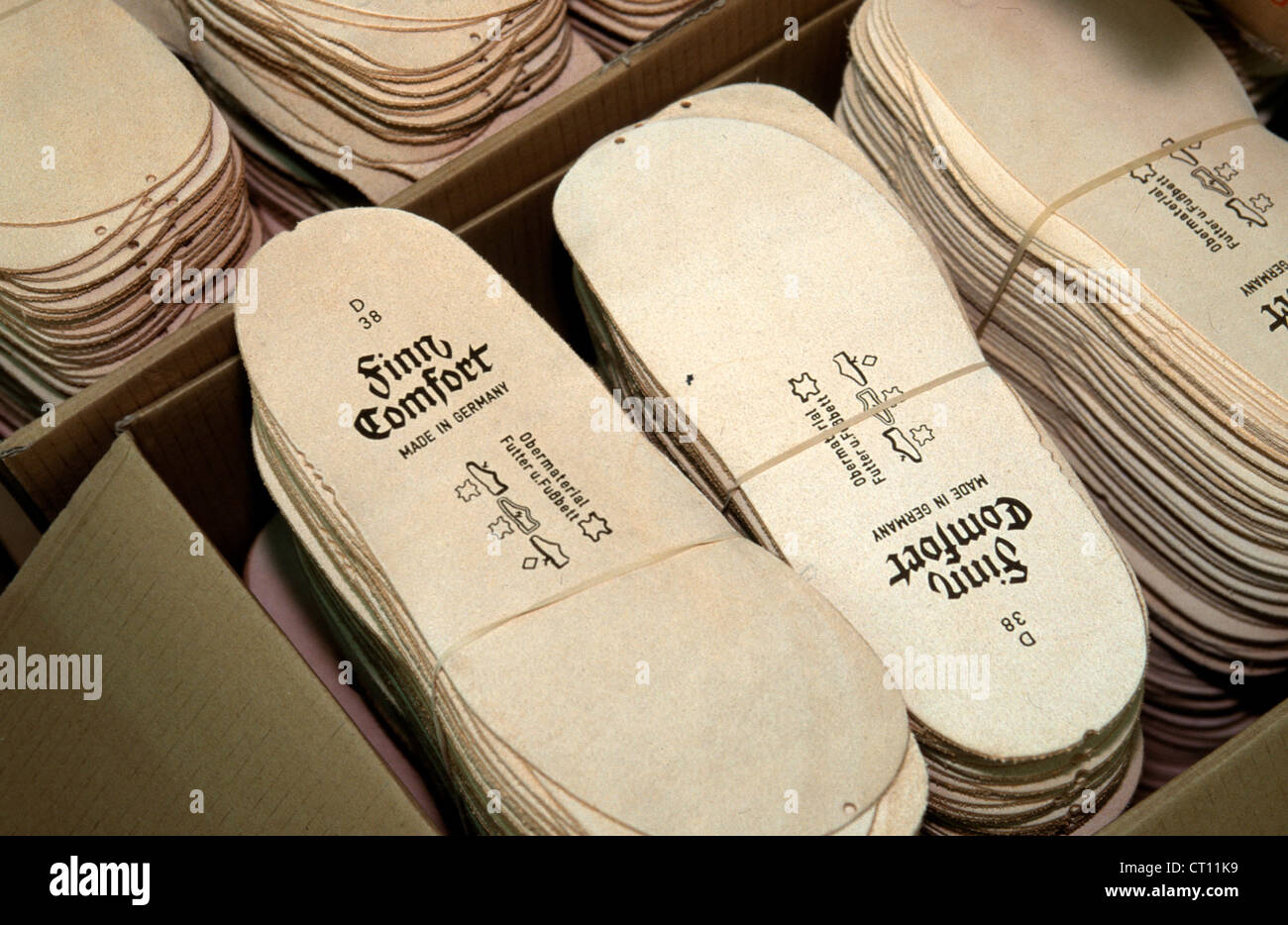 WALDI Schuhfabrik, Produktion von Finn Comfort Schuhe Stockfotografie -  Alamy