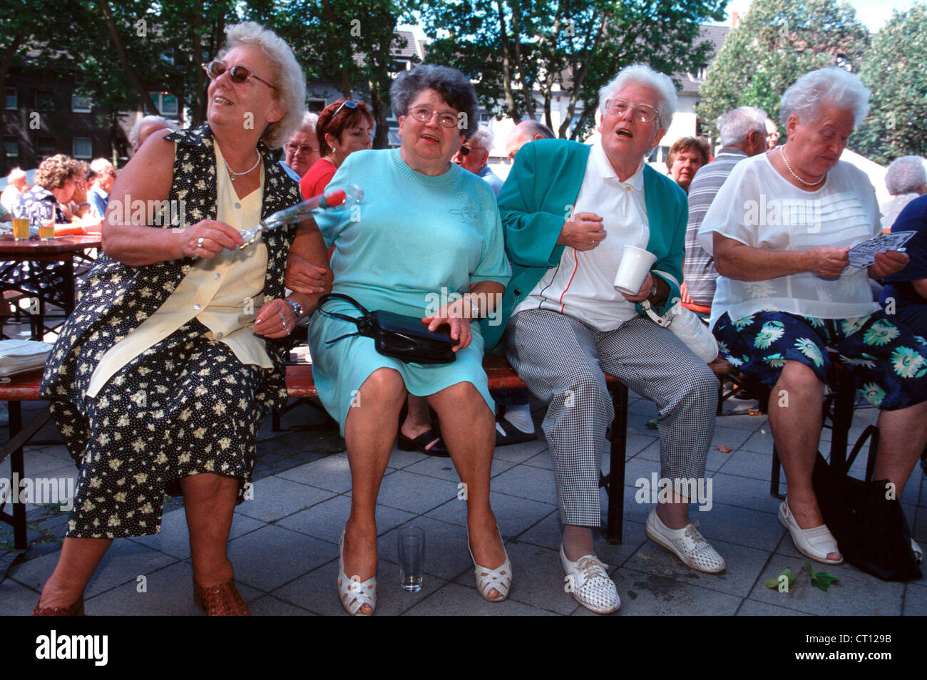 Gelsenkirchen Bezirk Festival, wiegen sich alte Damen Stockfoto