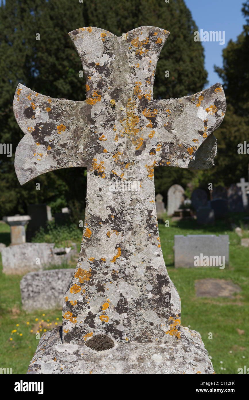 Alten christlichen Grabstein mit Moos Stockfoto