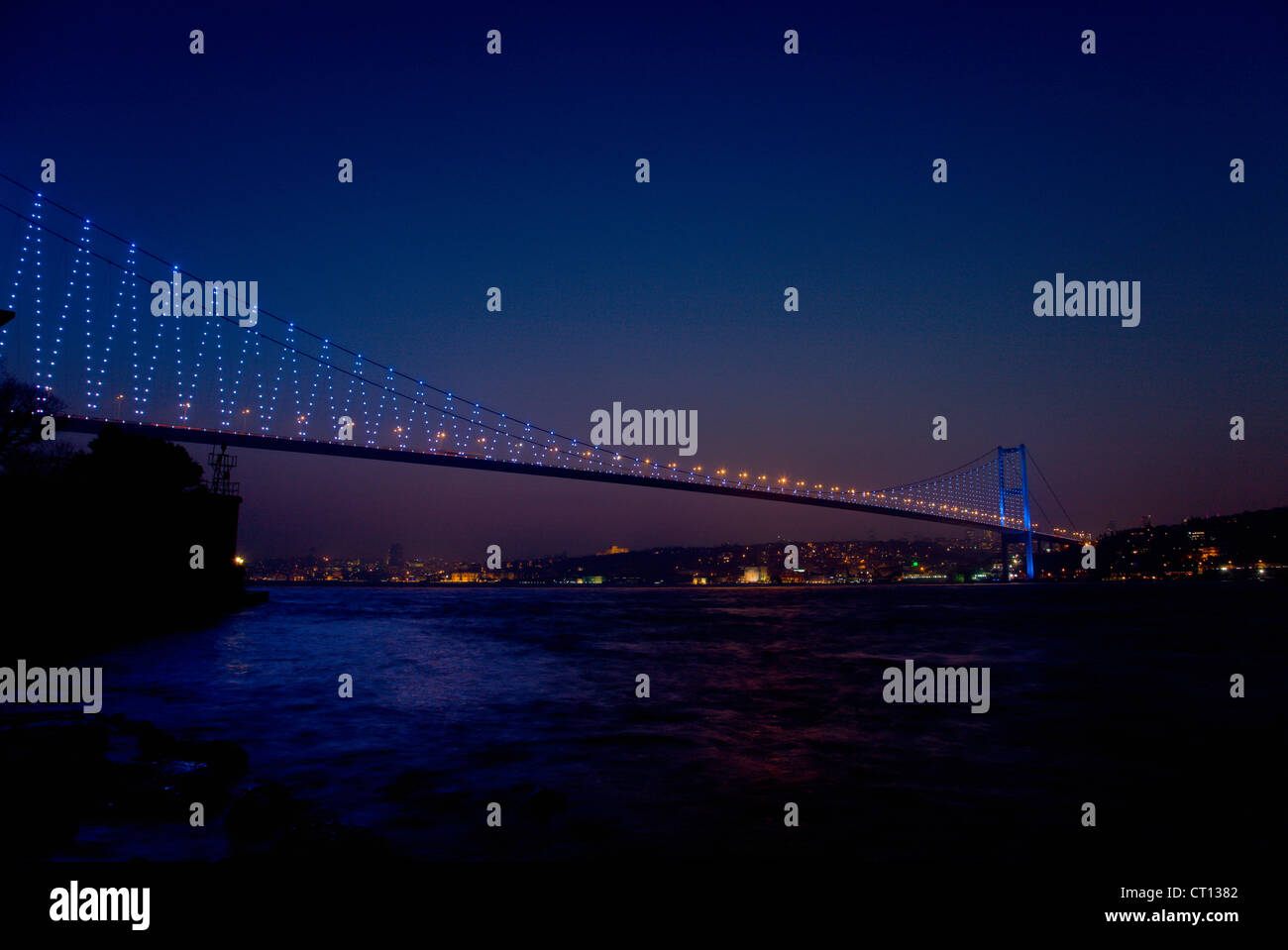Brücke über urbane Bucht nachts beleuchtet Stockfoto