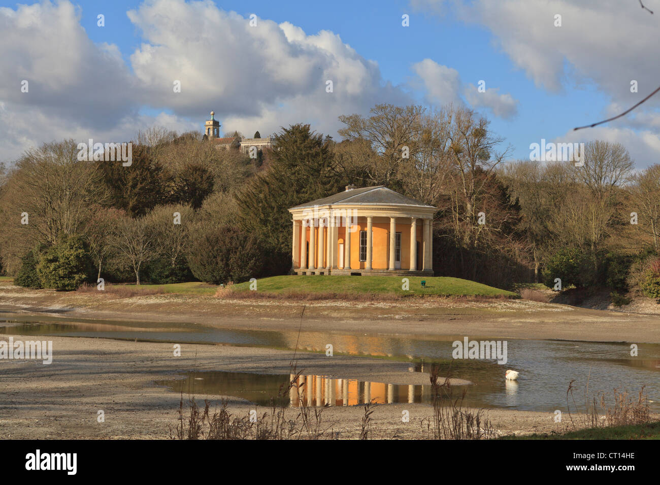 Der "Tempel der Musik" befindet sich auf einer der Inseln des schwanenförmigen Sees. Im Hintergrund, auf dem Hügel sind die Dashwood-Mausoleum und die Kirche Stockfoto