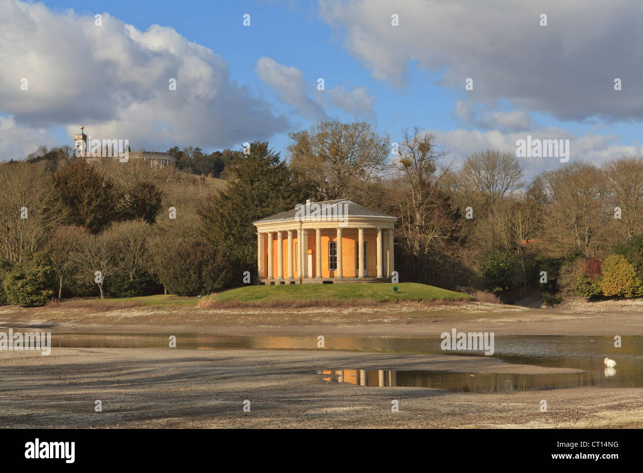 Der "Tempel der Musik" befindet sich auf einer der Inseln des schwanenförmigen Sees. Im Hintergrund, auf dem Hügel sind die Dashwood-Mausoleum und die Kirche Stockfoto