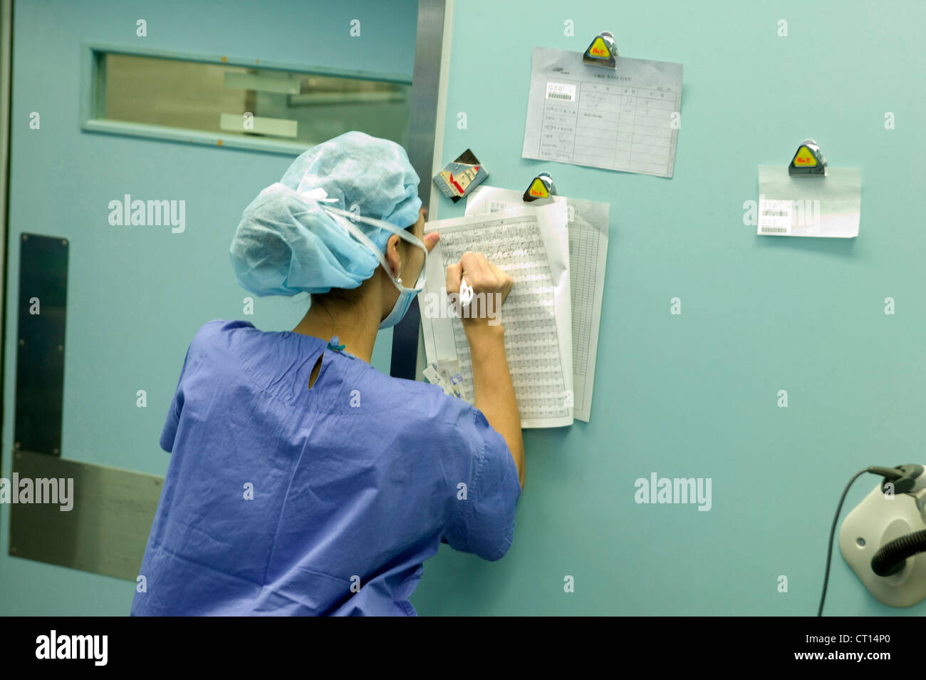 Ein medizinisches Personal bei der Samsung Medical Center, Korea schreibt Patienten Notizen und Aufzeichnungen. Stockfoto