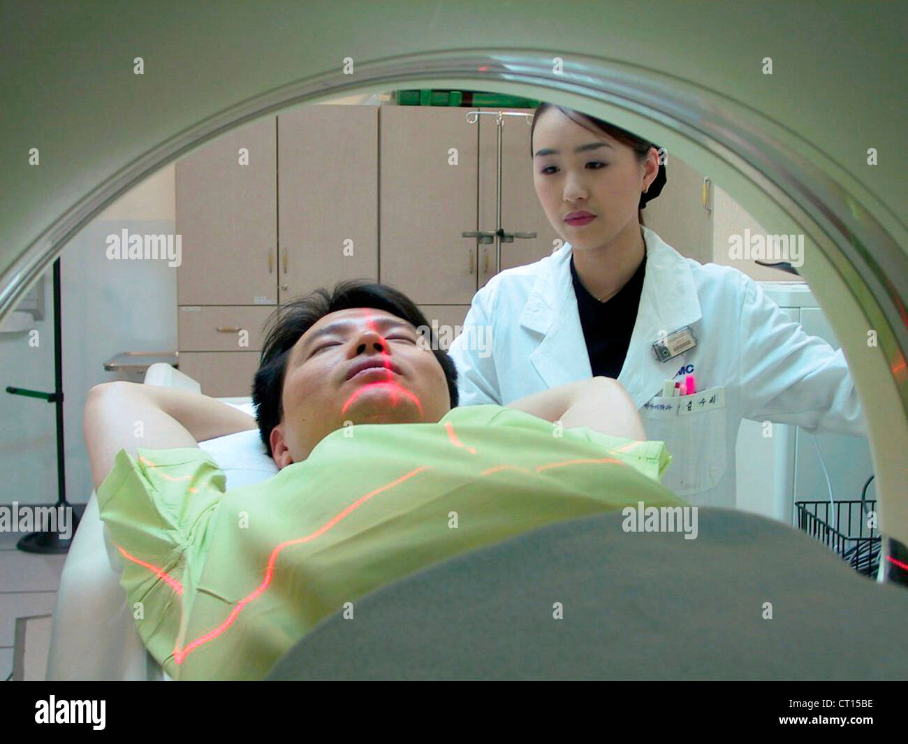 Ein Patient erfährt einen CT-Scan unter Betreuung von Personal an das Samsung Medical Center. Stockfoto