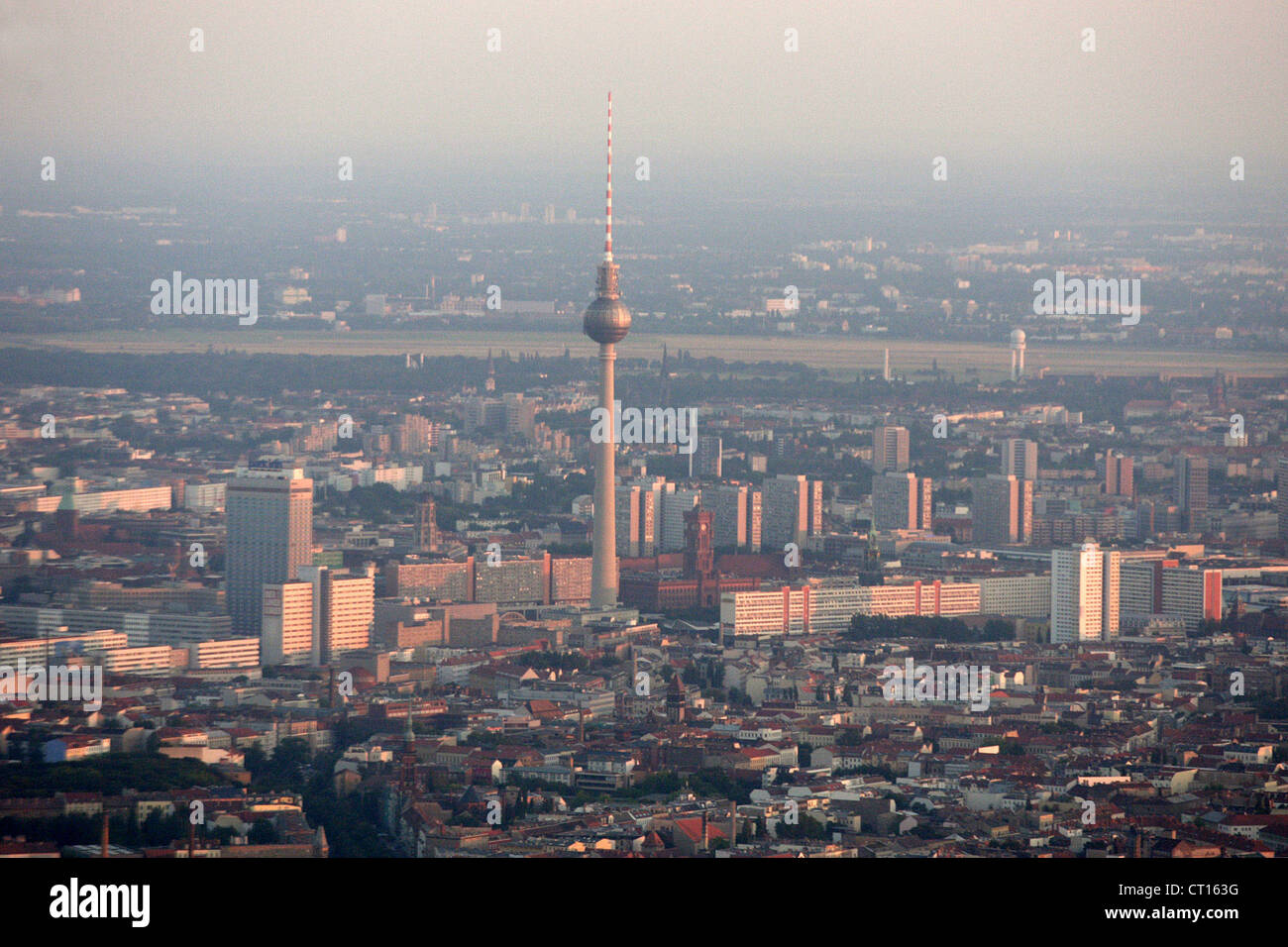Berlin, Alexanderplatz mit Blick auf die Stadt im Abendlicht Stockfoto