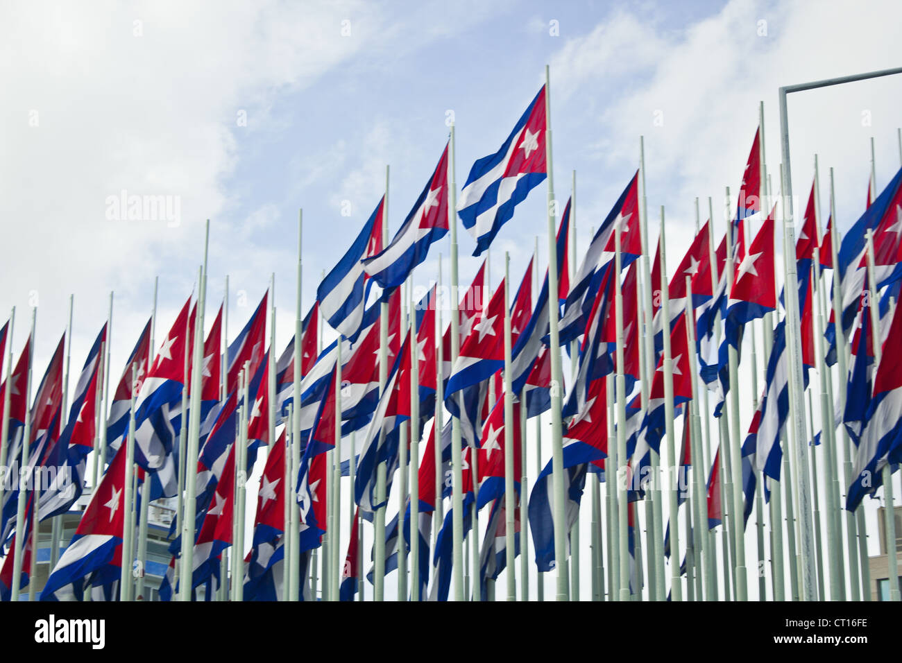 Gruppe von kubanischen Fahnen gegen blauen Himmel Stockfoto